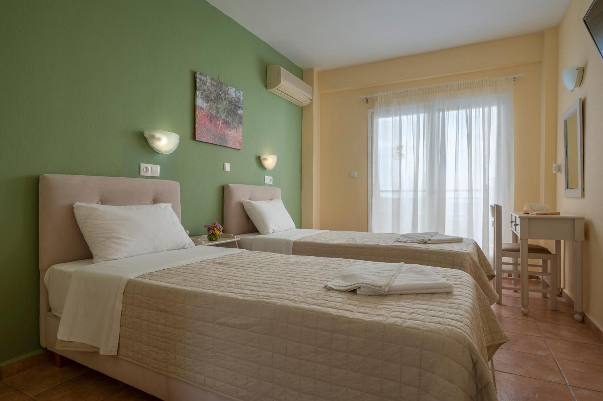 Julia Hotel Foúrka Eksteriør bilde